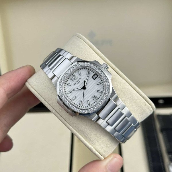 Patek Philippe Nautilus 7010/1G-011 White Dial Diamond Bezel Swiss Quartz Best Replica 32mm