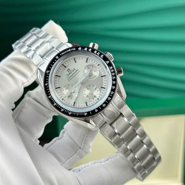 Omega Speedmaster Moonwatch Chronograph Silver Dial Black Bezel Replica 42mm