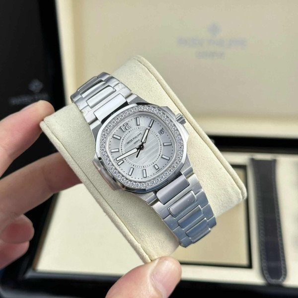 Patek Philippe Nautilus 7010/1G-001 Silver Dial Diamond Bezel Lady Quartz Best Replica 32mm