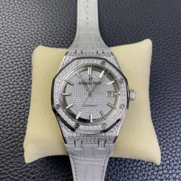 Do Audemars Piguet watches come in round shapes?